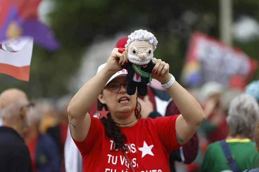 Fotografía de seguidores del presidente de Brasil, Luiz Inácio Lula da Silva, durante una manifestación en la playa de Copacabana este domingo, en Río de Janeiro (Brasil). EFE/ Antonio Lacerda