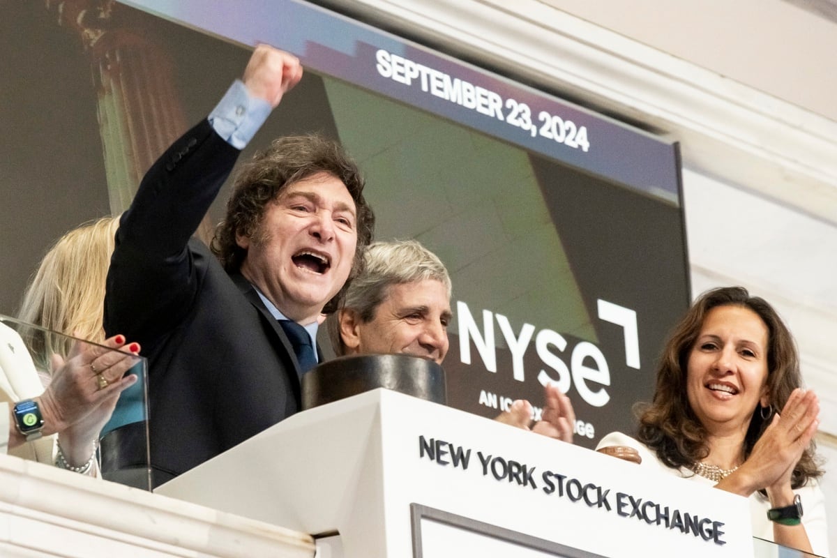 Nueva York (Estados Unidos), 23/09/2024.- El presidente argentino Javier Milei (izq.) hace un gesto junto a la presidenta de la Bolsa de Nueva York, Lynn Martin (der.), durante su visita a la Bolsa de Nueva York (NYSE) en Nueva York, Nueva York, EE.UU., el 23 de septiembre de 2024. Milei se encuentra en Nueva York para asistir al debate general anual de la Asamblea General de las Naciones Unidas (AGNU). (Nueva York) EFE/EPA/JUSTIN LANE