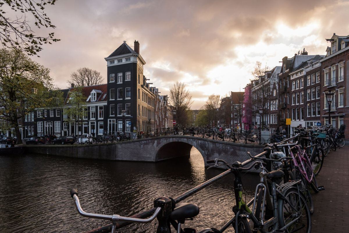 Bicicletas sobre barandillas del puente junto al Canal del Príncipe en Ámsterdam, Países Bajos, el lunes 25 de marzo de 2019. Fotógrafo: Geert Vanden Wijngaert/Bloomberg