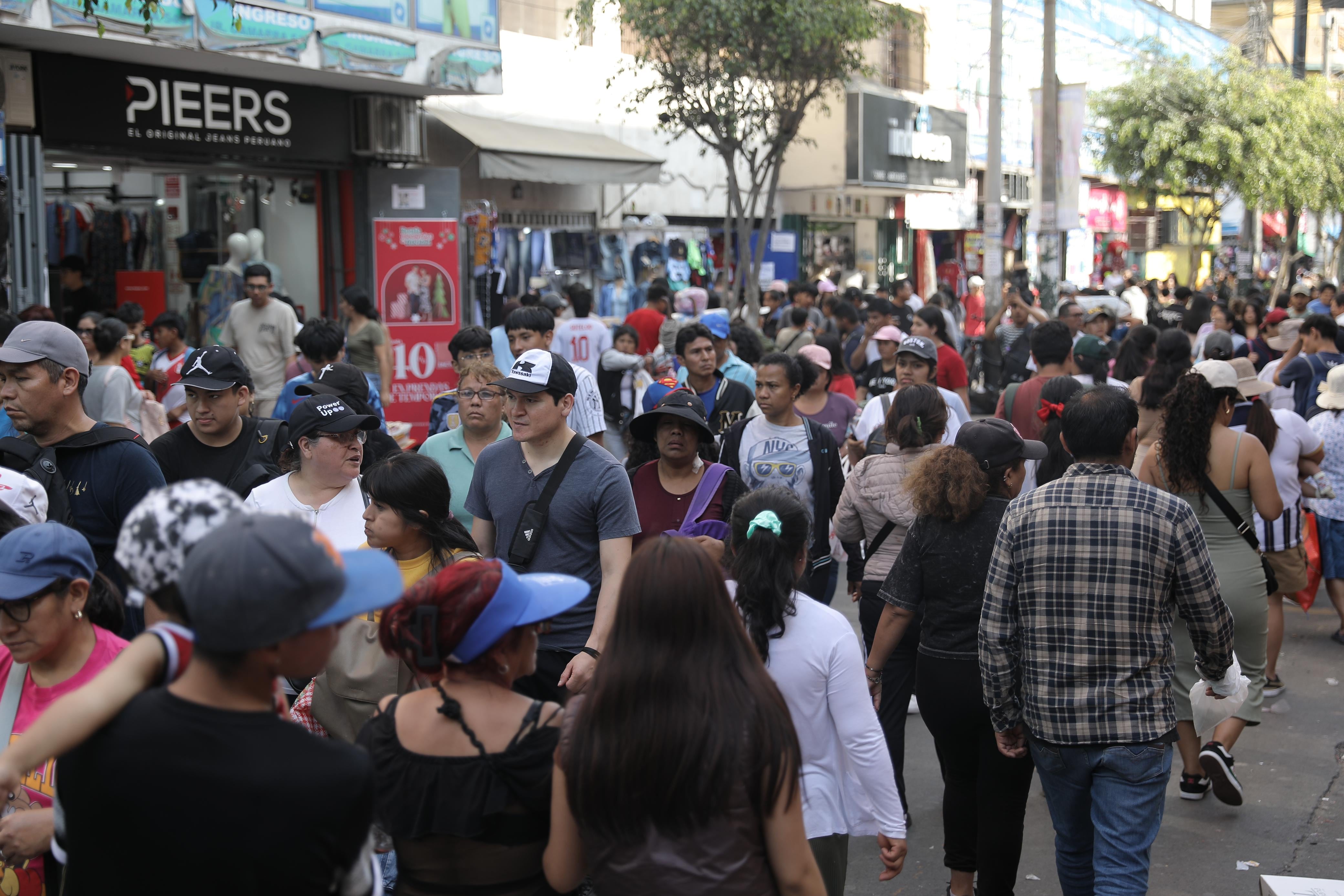 La campaña otoño-invierno representa alrededor del 45% de las ventas anuales de Gamarra, por lo que las temperaturas más cálidas generan preocupación entre empresarios y confeccionistas. (Foto: Archivo GEC)