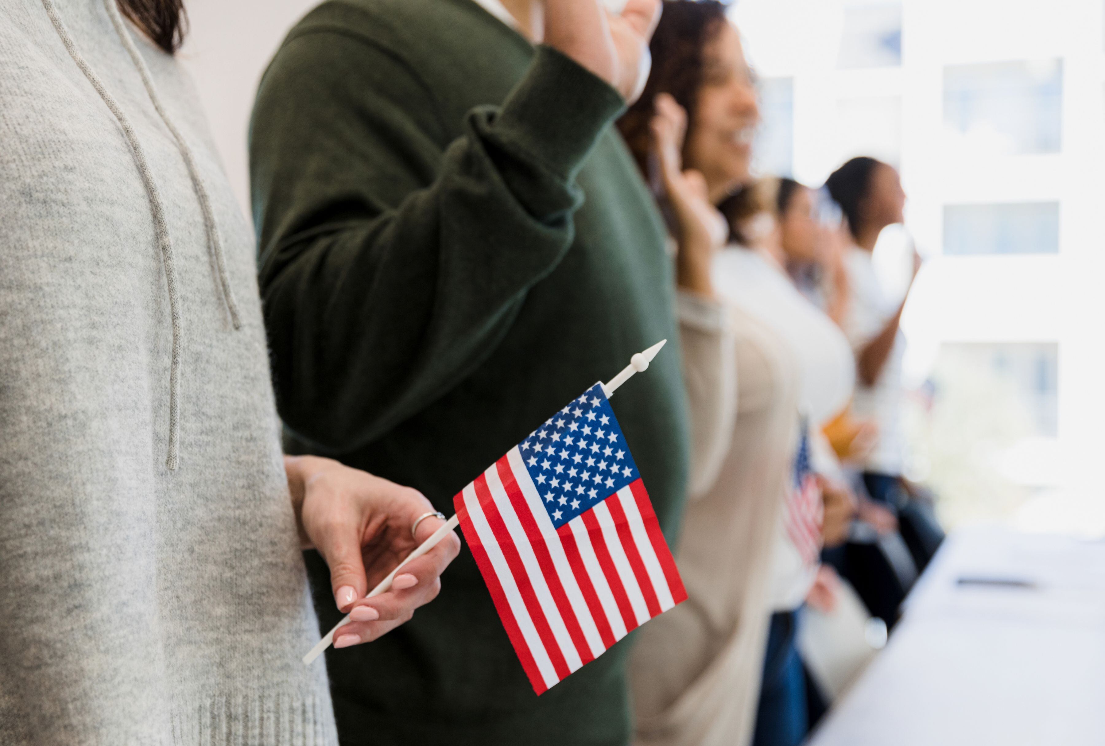 Grupo de personas que juran la ciudadanía estadounidense. (Foto: SDI Productions/iStock)