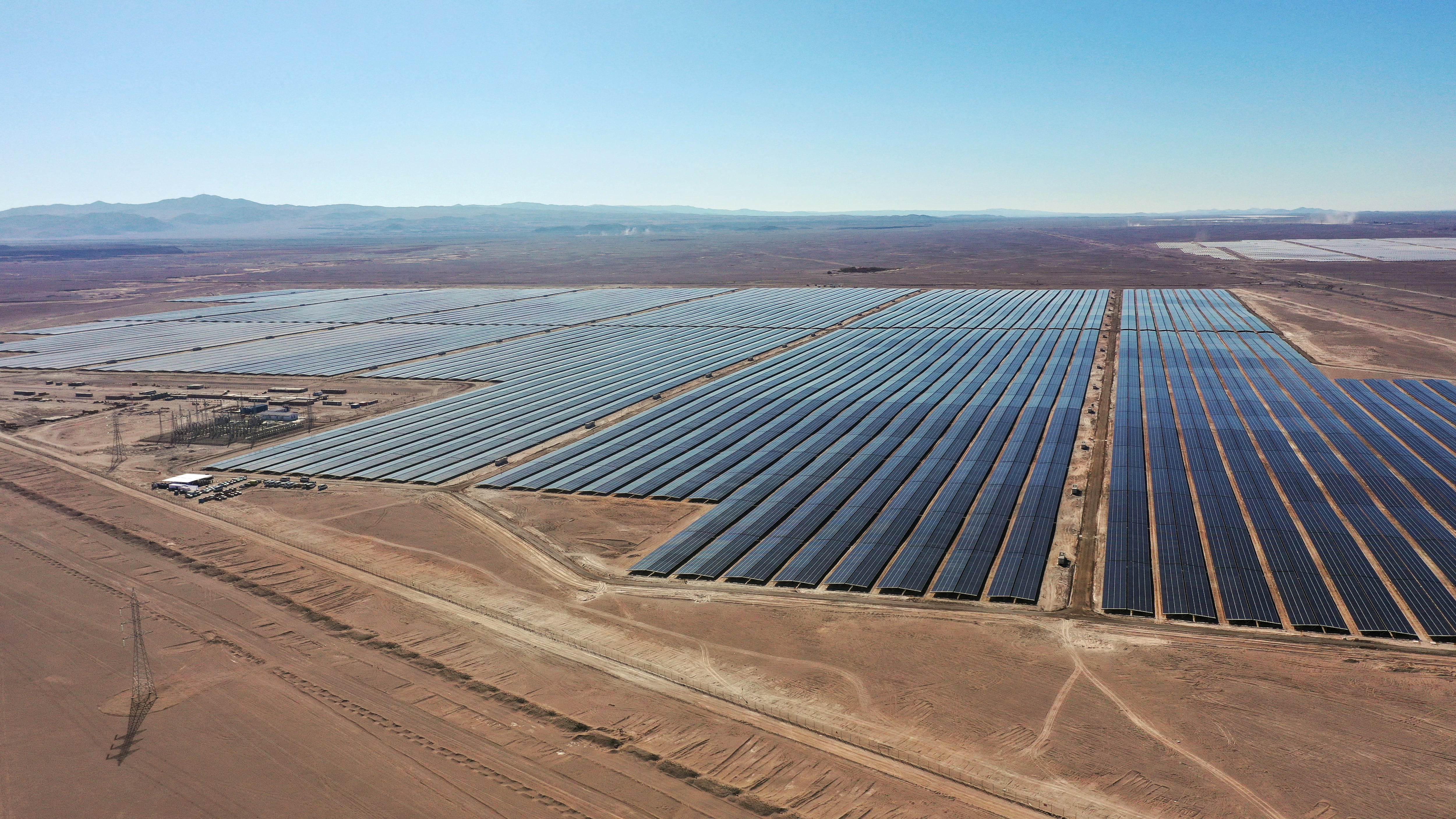 Vista aérea de la planta solar CEME1 tomada el 8 de julio de 2024, cerca de la localidad de María Elena, región de Antofagasta, Chile. (Foto de Pablo ROJAS / AFP)