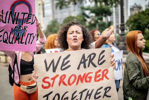 Cada 8 de marzo, miles de mujeres en todo el mundo salen a las calles para exigir igualdad, respeto y derechos. (Getty Images)