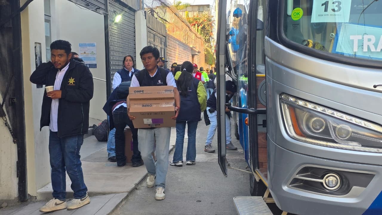 La institución ha estipulado que el contratista debe disponer de unidades específicas de contingencia, como camionetas rurales con capacidad de hasta una tonelada, que estarán operativas de forma permanente para la entrega o recojo de material y el transporte de personal según sea requerido por la Gerencia de Gestión Electoral. (Foto: Yunsu Pariapaza/@photo.gec)