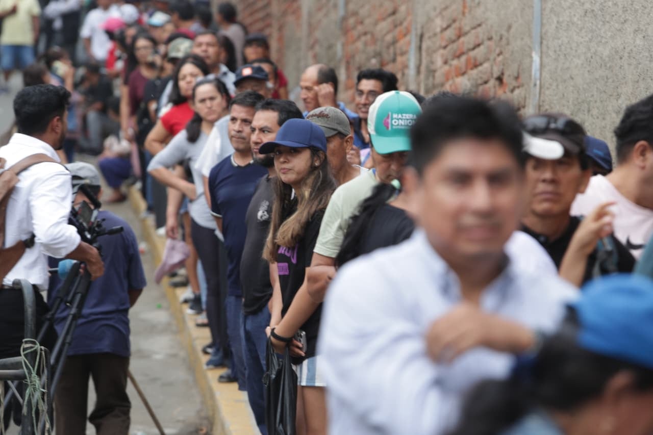 Así se vio el panorama en las afueras del colegio San Luis Gonzaga en San Juan de Miraflores en la jornada extraordinaria de elecciones este lunes 13 de abril. (Foto: Julio Reaño / @photo.gec)