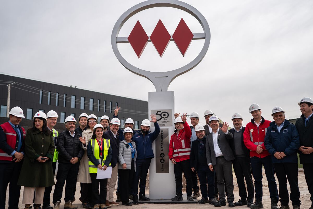 AME2736. SANTIAGO (CHILE), 02/06/2025.- Fotografía cedida por la Presidencia de Chile del mandatario chileno, Gabriel Boric (c-i), junto a autoridades durante la presentación de una nueva línea del metro ese lunes, en Santiago (Chile). Santiago de Chile se convertirá en la primera capital suramericana en conectarse vía metro a su aeropuerto, un proyecto que prevé concluirse en 2032 y que contará con una inversión de 365 millones de dólares (unos 320 millones de euros), detalló este lunes el presidente del país, Gabriel Boric. EFE/ Presidencia De Chile