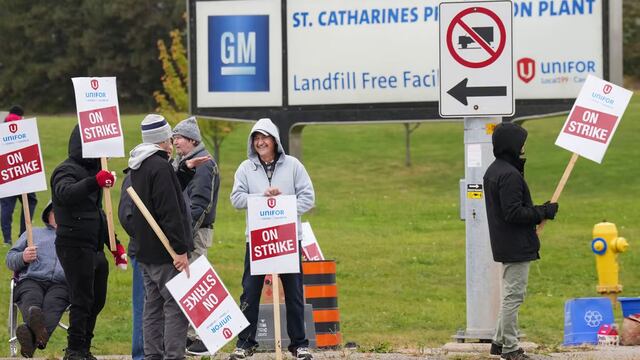 General Motors y sus trabajadores en Canadá llegan a un acuerdo para evitar huelga