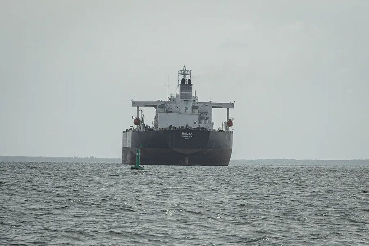 Fotografía de un barco que transporta petróleo, el 7 de febrero de 2026, en el Lago de Maracaibo (Venezuela). Foto: EFE/ Henry Chirinos