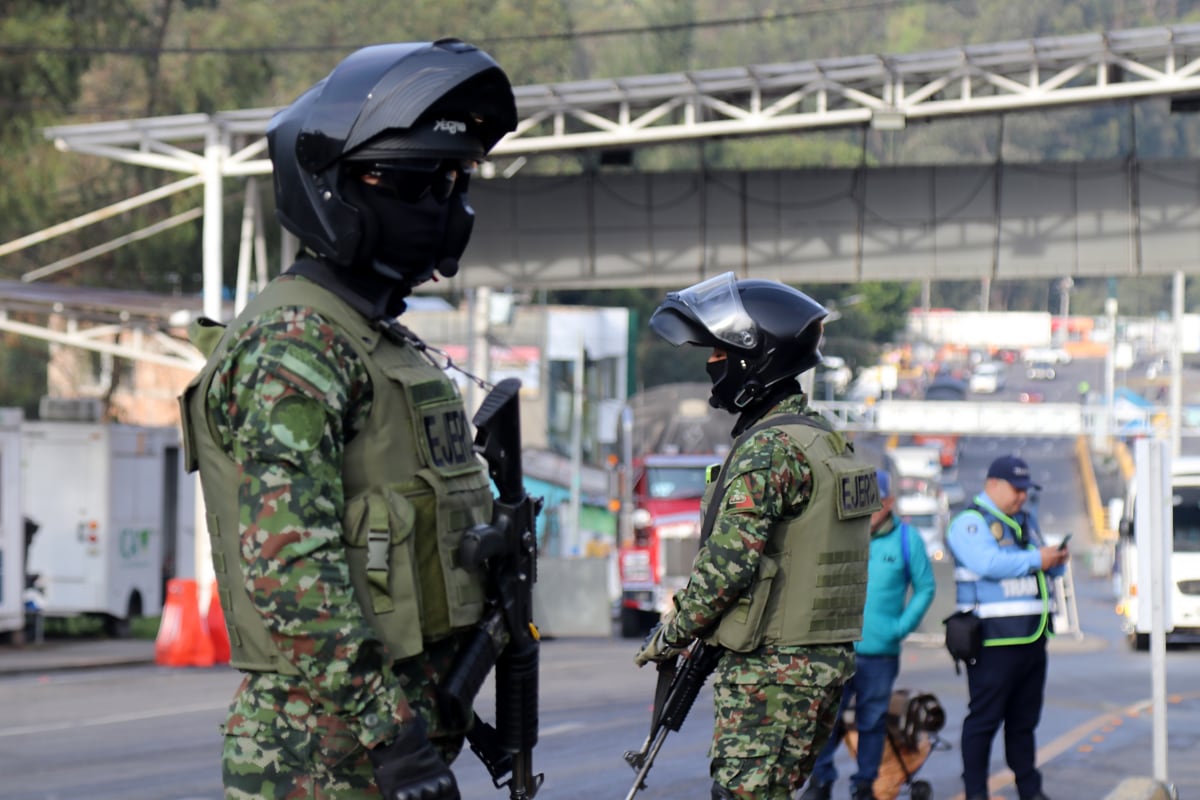 Militares de Ecuador custodian el paso de vehículos en el puente internacional de Rumichaca, en principal paso fronterizo entre Colombia y Ecuador en Rumichaca. Foto: Xavier Montalvo / EFE