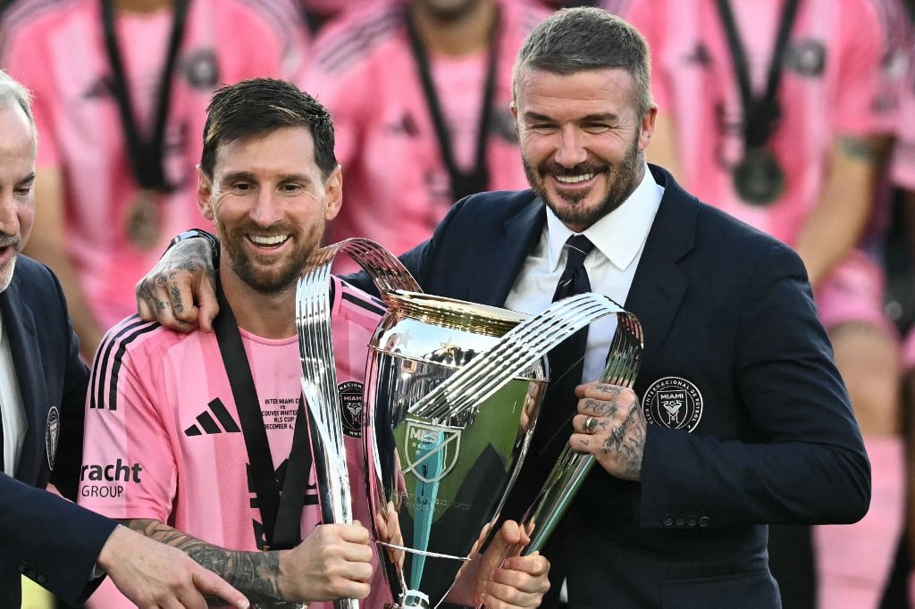 (ARCHIVOS) El delantero argentino número 10 del Inter Miami, Lionel Messi (izq.), posa junto al dueño del equipo, David Beckham (der.), tras ganar la final de la Copa de la Major League Soccer (MLS) entre el Inter Miami y los Vancouver Whitecaps en el Chase Stadium de Fort Lauderdale, Florida, el 6 de diciembre de 2025. (Foto de CHANDAN KHANNA / AFP)