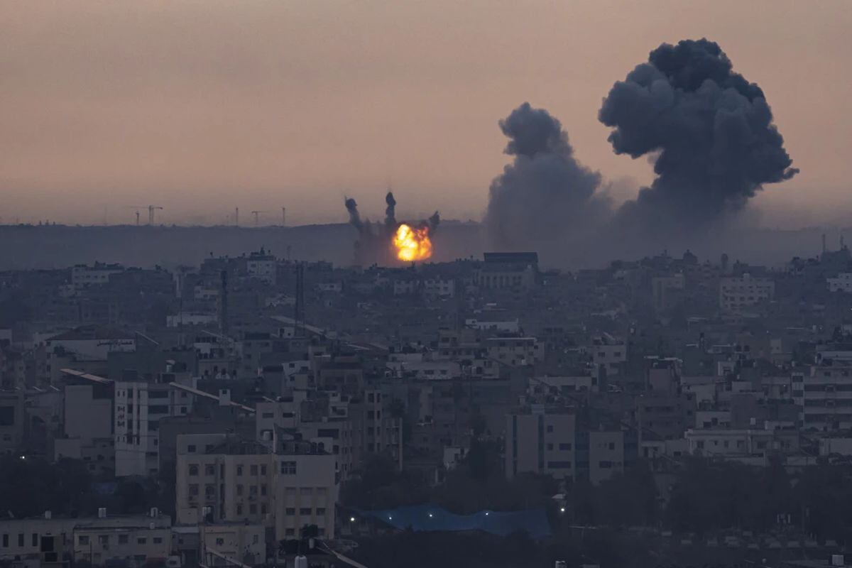 El humo se eleva después de un ataque aéreo israelí en la Franja de Gaza el lunes 9 de octubre de 2023. (Foto: AP)