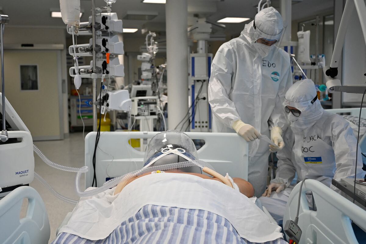 El tercer informe del panel independiente de expertos creado con el beneplácito de la Organización Mundial de la Salud (OMS) para analizar la gestión de la pandemia, es pesimista: estamos igual de expuestos que antes del 2020. (Foto: Alberto PIZZOLI / AFP)