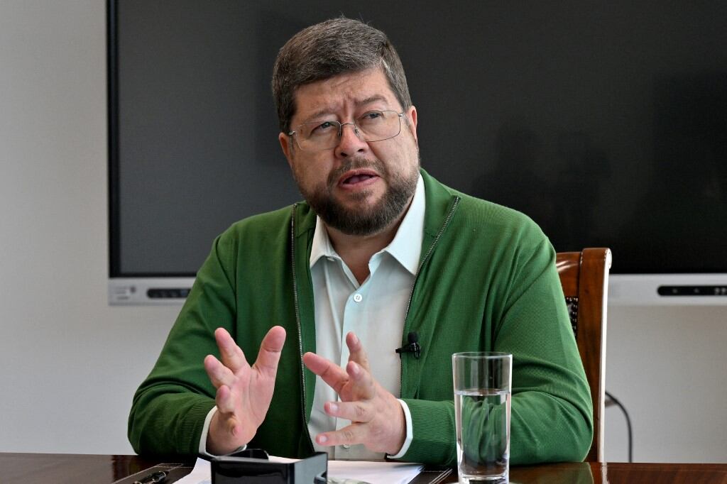 El candidato presidencial de Bolivia por la coalición Alianza Unidad, Samuel Doria Medina, habla durante una entrevista con AFP en La Paz el 14 de julio de 2025. Doria Medina, de 66 años, es uno de los empresarios más ricos del país sudamericano. Se define como socialdemócrata y lidera las preferencias para las elecciones del 17 de agosto de 2025, según una encuesta de la consultora Ipsos-Ciesmori. (Foto de Aizar RALDES / AFP)