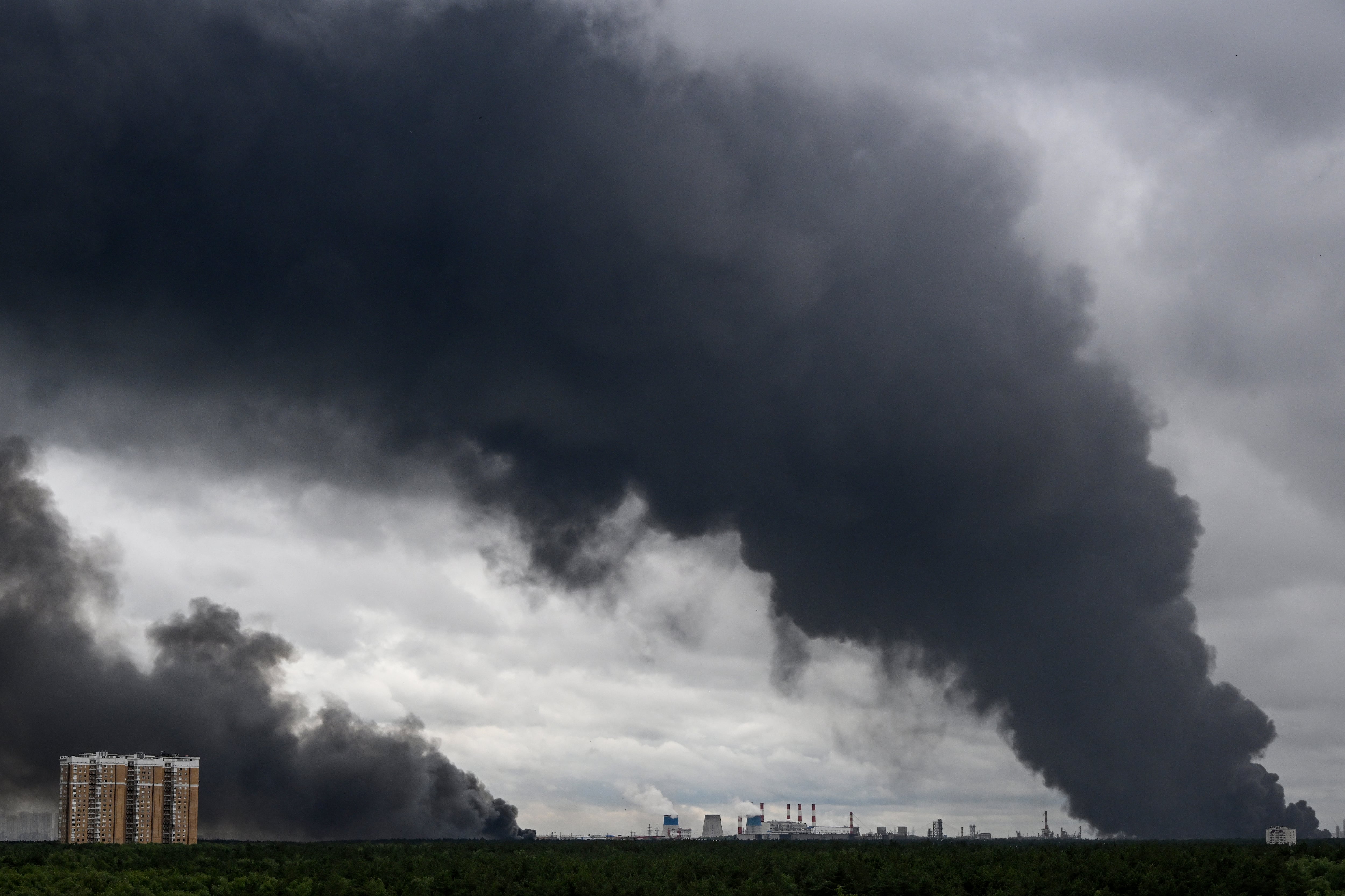 El conflicto en el Medio Oriente ha eclipsado la situación en Ucrania en los últimos meses. En la imagen, el 18 de junio de 2026, una columna de humo negro se elevaba desde la refinería de petróleo de Gazprom Neft, productora rusa de petróleo, en las afueras del sureste de Moscú. (Foto: AFP).