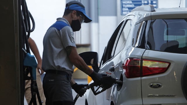 Argentina posterga a 2024 la subida de impuestos que afectan a precios de combustibles