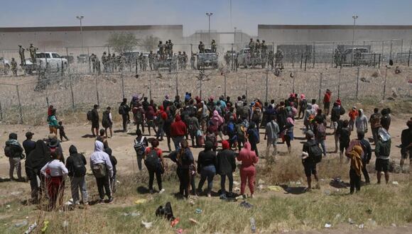 Migrantes que buscan asilo en Estados Unidos se manifiestan en el Río Grande para pedir autorización de ingreso al país, vistos desde Ciudad Juárez. © Herika Martinez / AFP