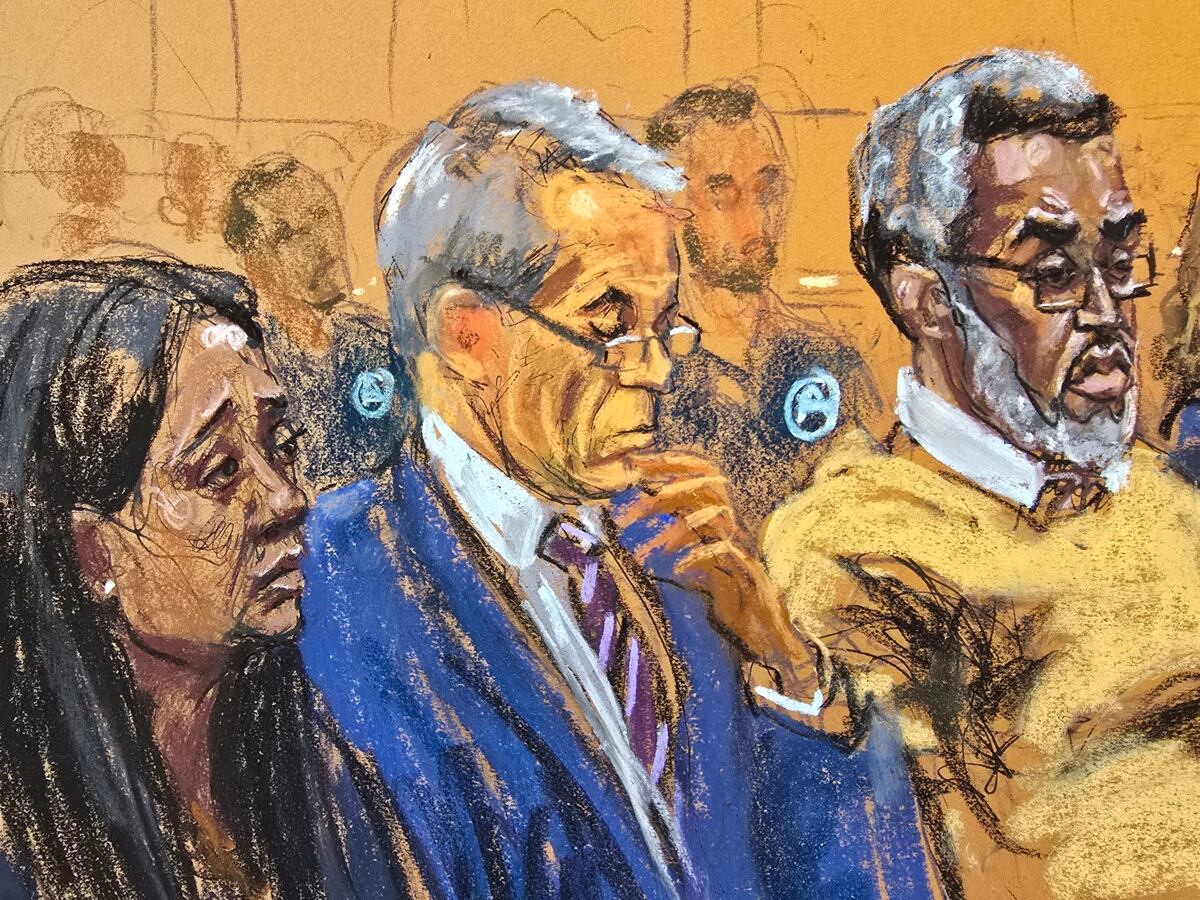 Fotografía de un dibujo realizado por la artista Jane Rosenberg donde aparece el rapero Sean Combs 'Diddy' (d) junto a sus abogados Nicole Westmoreland (i) y Brian Steel, durante el juicio realizado este viernes, en un tribunal de Nueva York (EE.UU.). Combs, conocido como Diddy, fue sentenciado a 50 meses de prisión -alrededor de cuatro años y dos meses- por dos cargos de transporte para ejercer la prostitución, y a una multa de 500.000 dólares. EFE/Jane Rosenberg