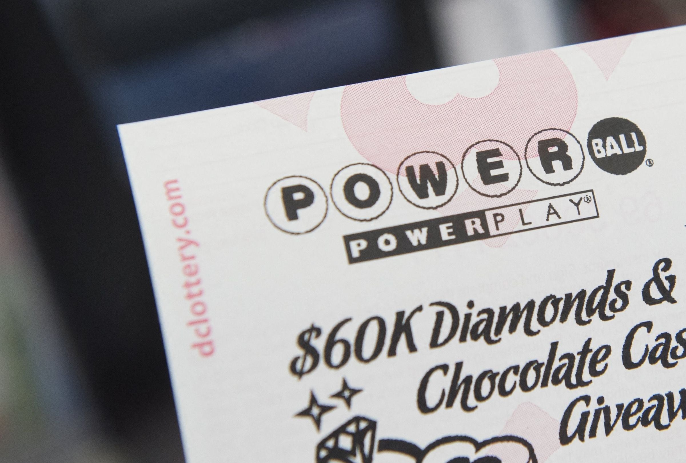 Revisa esta nota para conocer los números ganadores del Powerball en el sorteo del 18/02/2026 y averiguar si el premio mayor ya tiene dueño. (Foto: SAUL LOEB / AFP)