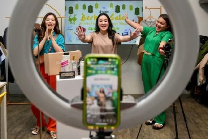 La “TikTok Shop”, creada en 2021, dispone actualmente de más de dos millones de vendedores en Indonesia. (Foto: AFP)