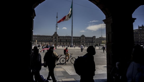 Una bandera mexicana ondea en la Plaza de la Constitución, conocida como Zócalo, en la Ciudad de México, México, el viernes 11 de febrero de 2022. Fotógrafo: Alejandro Cegarra/Bloomberg