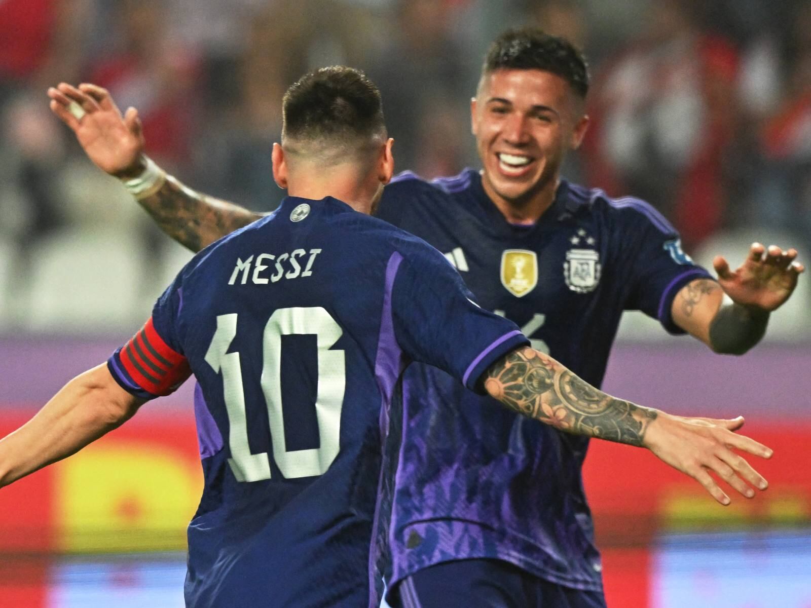Argentina no pierde el paso en las Eliminatorias Sudamericanas luego de derrotar por 2-0 a Perú en el Estadio Nacional de Lima. (Foto: AFP)