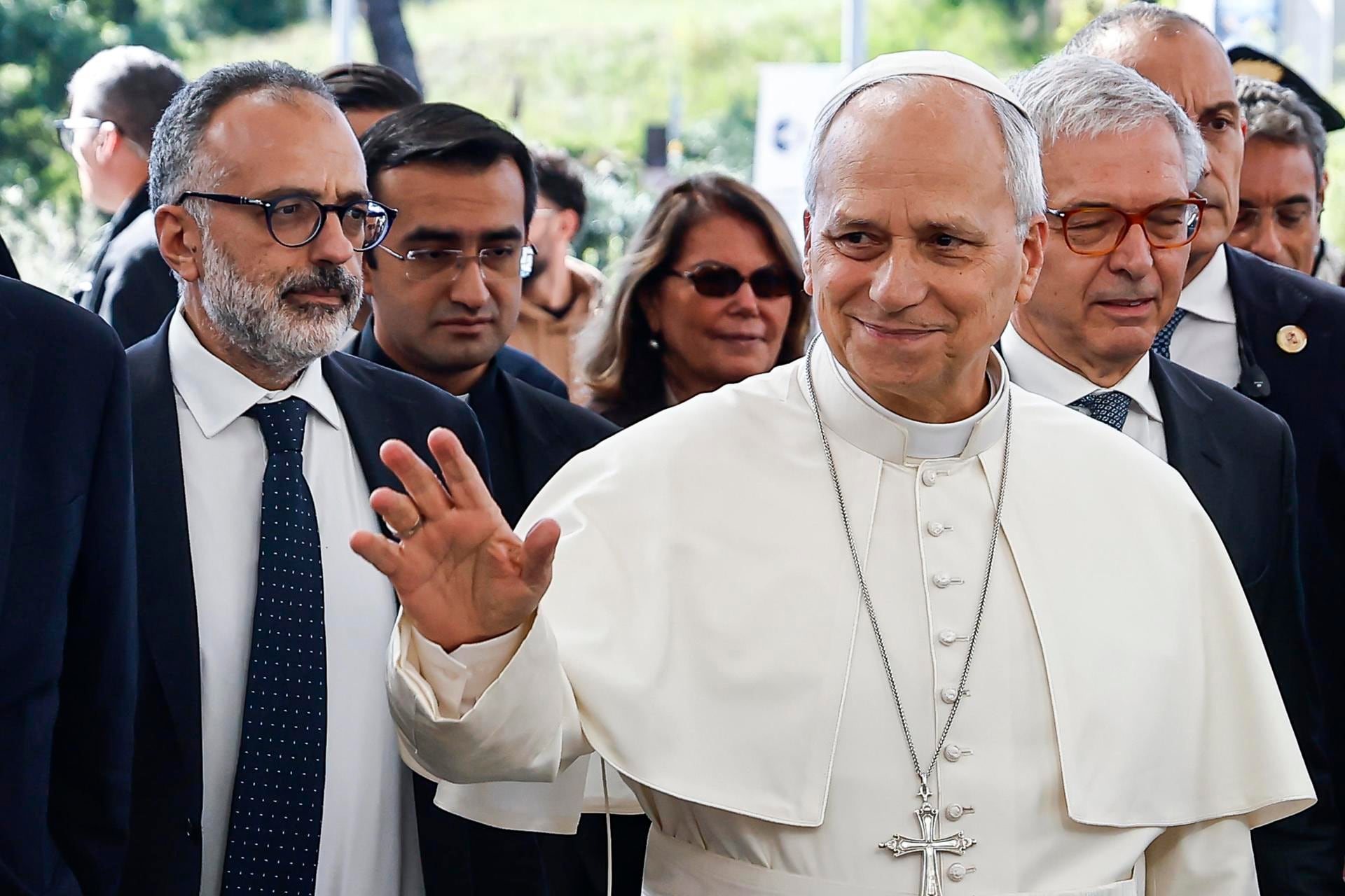 El Papa León XIV (C) llega al Hospital Universitario Agostino Gemelli en Roma, Italia, el 13 de octubre de 2026, para ser operado de un nódulo pulmonar. (EFE/EPA/ANGELO CARCONI).