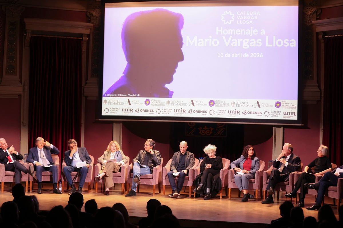 MADRID, 13/04/2026.- Álvaro Vargas Llosa, hijo del escritor peruano Mario Vargas Llosa, Alejandro Roemmers, Sergio Ramírez, Mercedes Monmany, Juan Gabriel Vásquez, Carlos Granés, Magüi Mira, Maribel Luque, David Gallaguer y Gina Montaner, asisten este lunes a la entrega de la Medalla Internacional de las Artes de la Comunidad concedida a Mario Vargas Llosa a título póstumo. EFE/Víctor Lerena