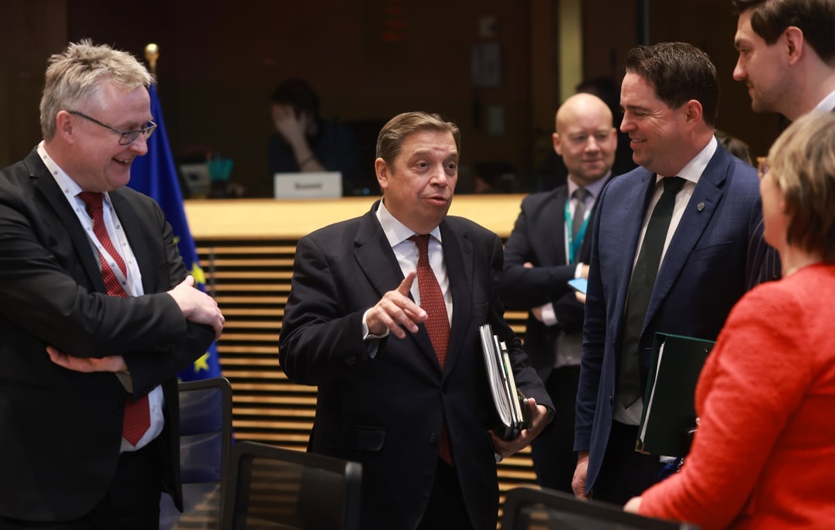 De izquierda a derecha: el ministro danés de Alimentación, Agricultura y Pesca, Jacob Jensen; el ministro español de Agricultura, Luis Planas; y el ministro irlandés de Agricultura, Pesca, Alimentación y Marina, Martin Heydon, durante una reunión con ministros de agricultura de la UE organizada por la Comisión Europea en la sede de Berlaymont, en Bruselas, Bélgica, el 7 de enero de 2026. (Bélgica, Bruselas) EFE/EPA/OLIVIER HOSLET