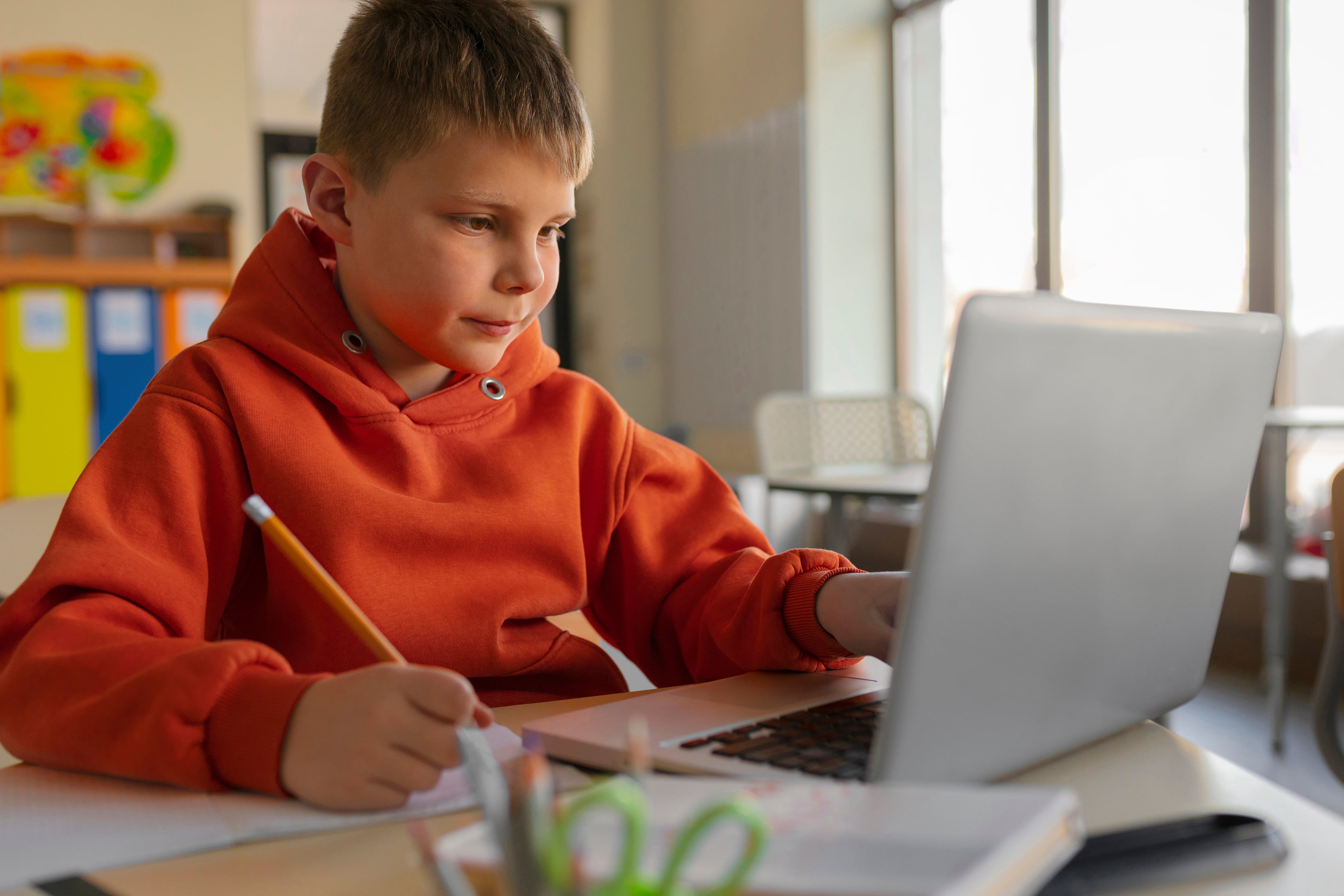 Los padres tendrán la decisión final si sus hijos pueden usar herramientas de IA en las escuelas. (Crédito: Magnific / Imagen referencial)