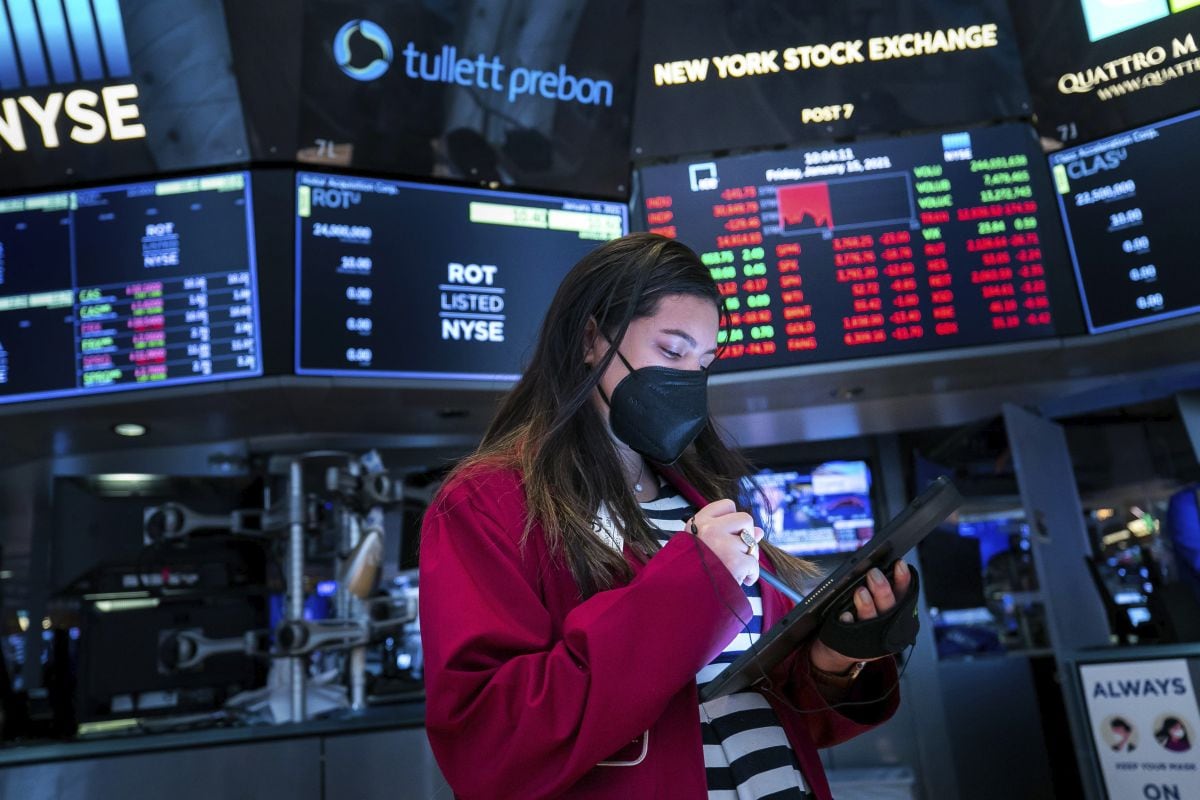 "La clave para seguir democratizando las inversiones esta precisamente en eso: continuar difundiendo espacios que permitan entender que el dinero puede rendir más y que existen distintas alternativas para generar mayores ganancias." (Foto referencial: AP)