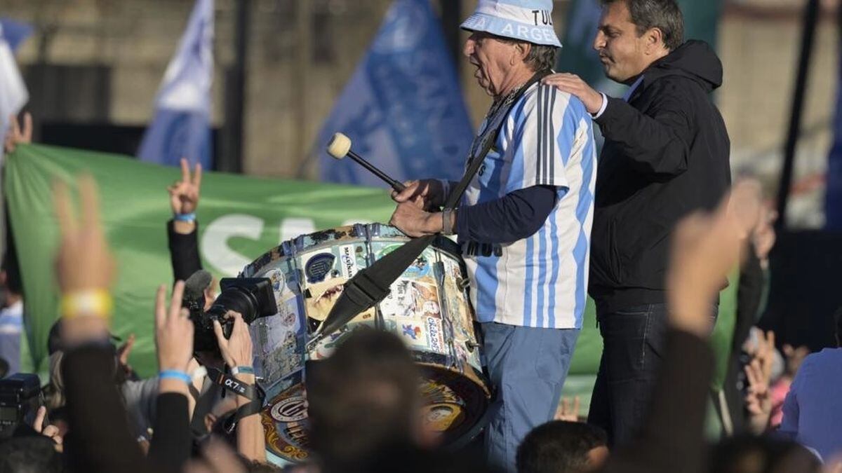 El ministro argentino de Economía y candidato presidencial por la Unión por la Patria, Sergio Massa (drcha.), junto a un veterano militante peronista con un bombo, en el acto de cierre de campaña (Foto: AFP)