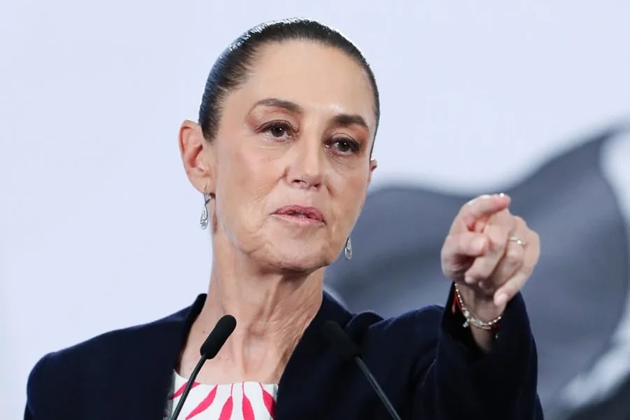 La presidenta de México, Claudia Sheinbaum, habla durante una rueda de prensa, este 6 de abril de 2026, en el Palacio Nacional de la Ciudad de México (México). EFE/ Mario Guzmán