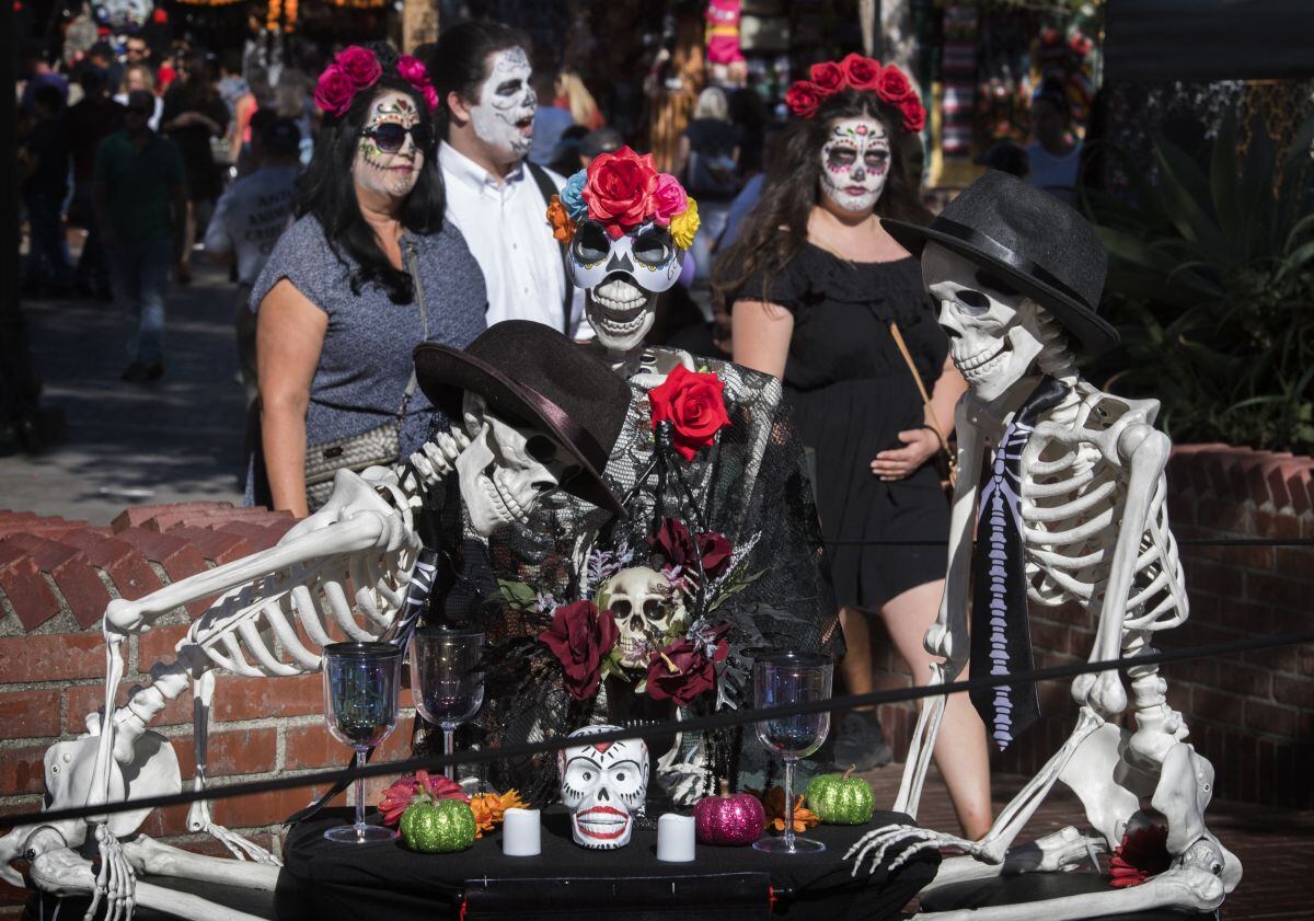 La gente ve las exhibiciones durante la celebración del Día de Muertos en Los Ángeles el 26 de octubre de 2019 (Foto: Mark Ralston / AFP)