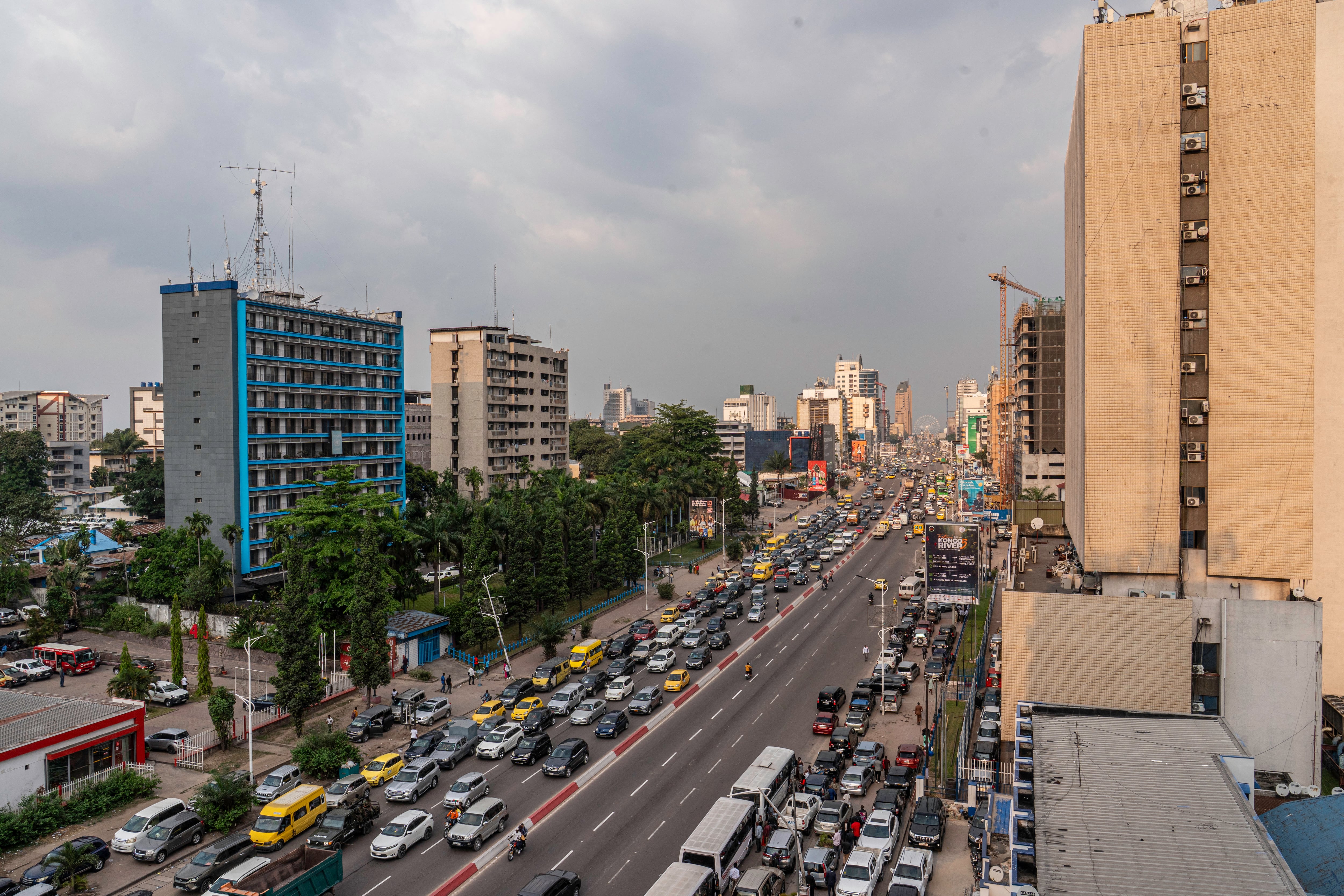 Quince migrantes, incluidos siete peruanos, fueron trasladados desde Estados Unidos a la República Democrática del Congo. (Foto de Glody MURHABAZI / AFP).