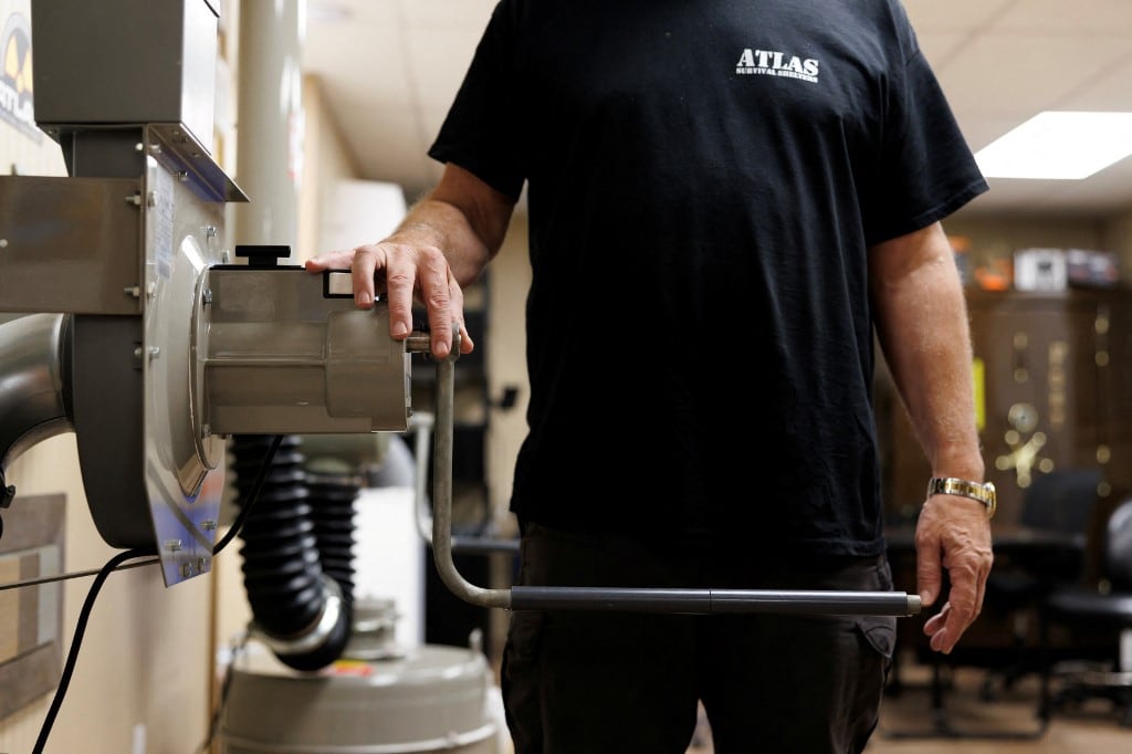 Ron Hubbard muestra la manivela de un sistema de filtración de aire en la fábrica de Atlas Survival Shelters en Sulphur Springs, Texas, el 7 de marzo de 2026. (Foto de Mark Felix / AFP)