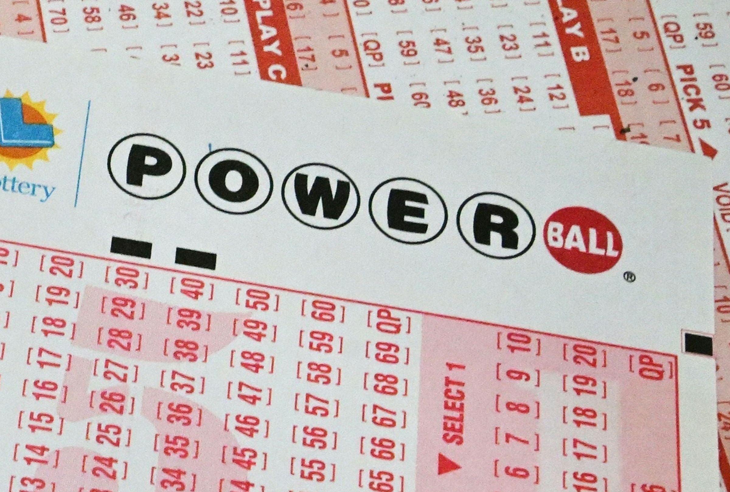 En esta nota conocerás los resultados del sorteo del Powerball del sábado 25 de abril y descubrir si alguien se quedó con el premio mayor. (Foto: Frederic J. BROWN / AFP)