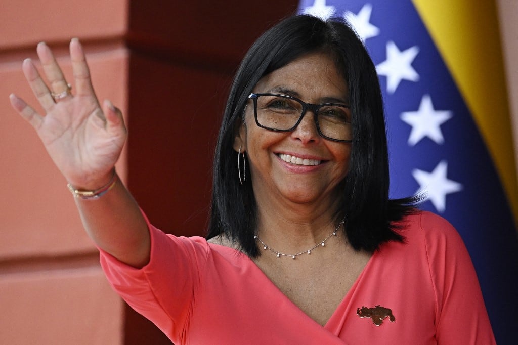 La presidenta interina de Venezuela, Delcy Rodríguez, saluda a la llegada del presidente de Colombia, Gustavo Petro (fuera de plano), a una reunión bilateral en el Palacio Presidencial de Miraflores en Caracas el 24 de abril de 2026. El presidente de Guyana, Irfaan Ali, se quejó el 28 de abril de 2026 sobre el pin con un mapa de Venezuela, incluyendo el territorio en disputa del Esequibo, que su homóloga Delcy Rodríguez utilizó durante visitas oficiales a dos países caribeños. (Foto de Federico PARRA / AFP)