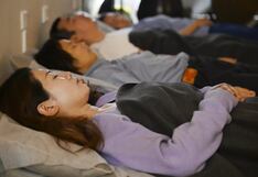 China: jóvenes trabajadores combaten el estrés en centros de relajación