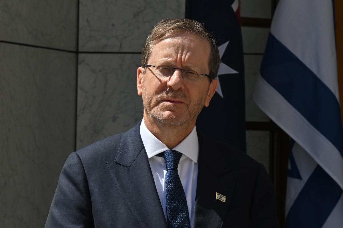 En un contundente discurso este domingo en el que también calificó de «turba sin ley» a los colonos violentos de Cisjordania ocupada, Herzog afirmó que «está prohibido abusar de los detenidos, por muy despreciables que sean», así como «tomarse la justicia por su mano». (EFE/EPA/MICK TSIKAS)