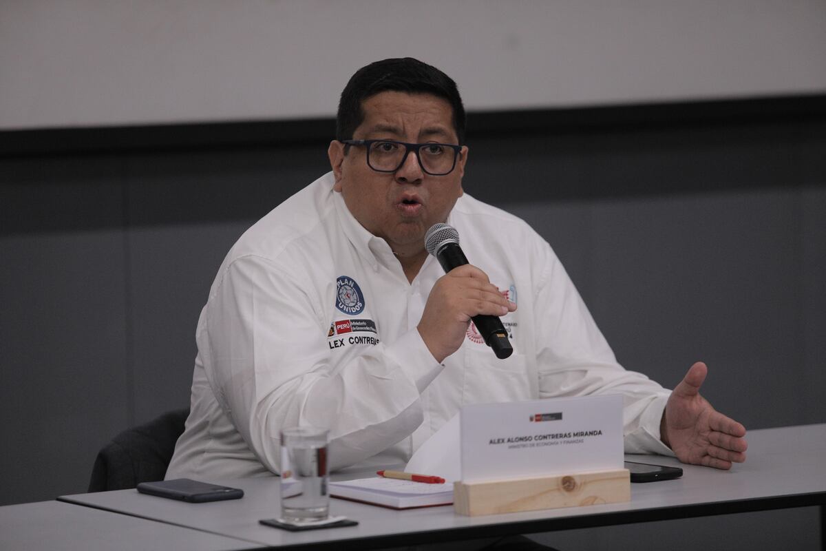 El ministro Alex Contreras viene siendo blanco de críticas por diferentes sectores, como de los empresarios de gamarra, liderada por Susana Saldaña, que también propuso censura al ministro por por las promesas incumplidas, medidas reactivadoras inexistentes y abandono del gobierno hacia las mypes,