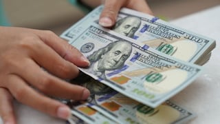 Panorama económico incierto lleva al dólar a su nivel más bajo desde 2022