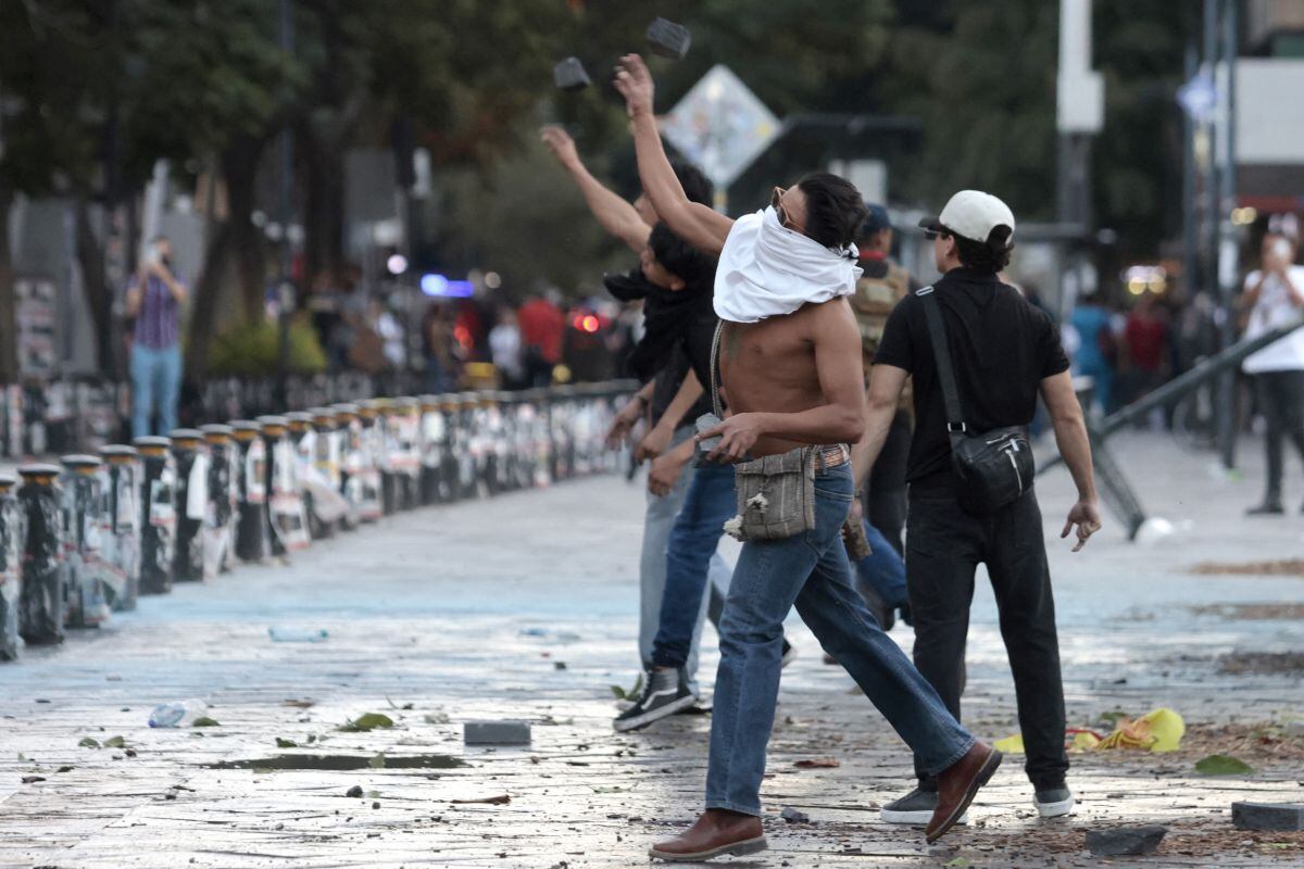 Un manifestante lanza una piedra hacia el Palacio de Gobierno del Estado de Jalisco durante los enfrentamientos en una manifestación contra el gobierno de la presidenta de México, Claudia Sheinbaum, en Guadalajara, estado de Jalisco, México, el 15 de noviembre de 2025. Foto: ULISES RUIZ / AFP