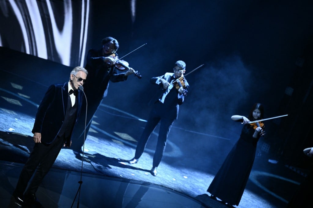 El tenor clásico italiano Andrea Bocelli se presenta en el escenario durante el sorteo de la Copa Mundial de Fútbol de la FIFA 2026 que se celebrará en Estados Unidos, Canadá y México, en el Kennedy Center, en Washington, DC, el 5 de diciembre de 2025. (Foto de Brendan SMIALOWSKI / AFP)