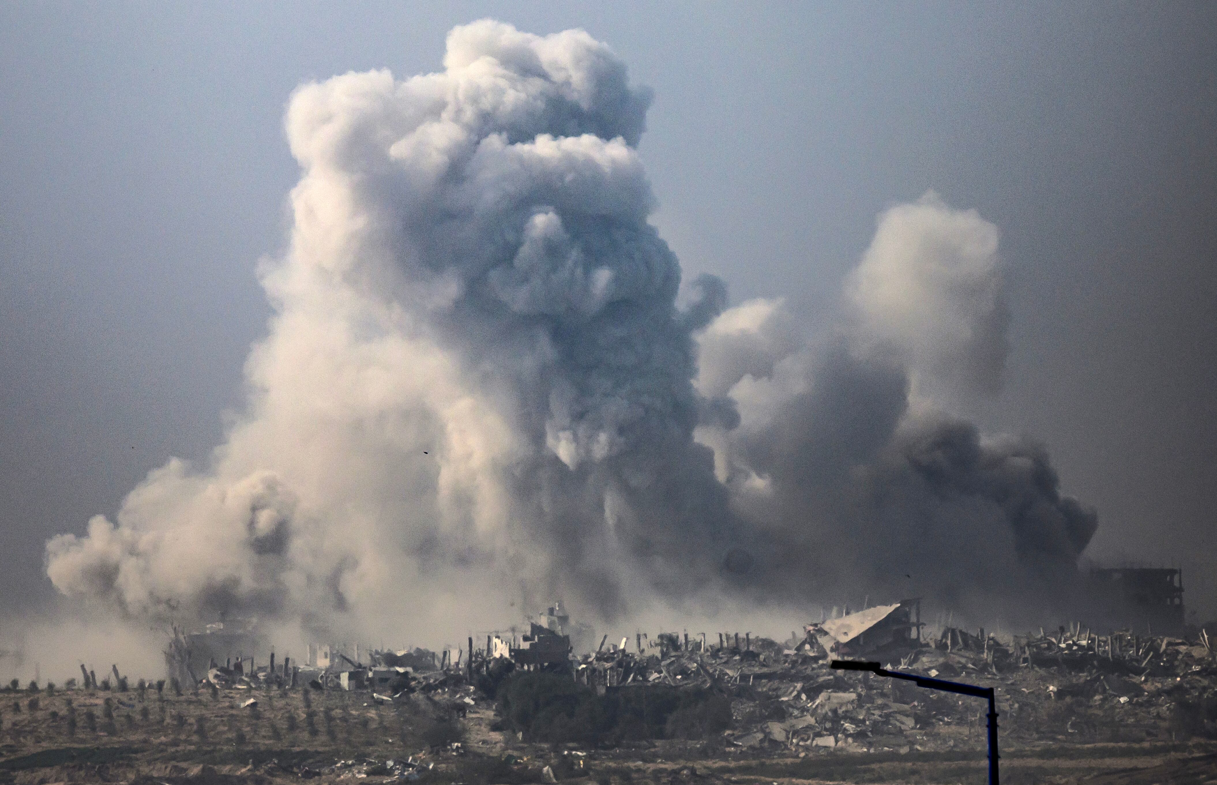 Los incesantes bombardeos israelíes de las últimas horas se han saldado con al menos 130 muertos, según informó hoy el Ministerio de Sanidad de Gaza. (Foto de John MACDOUGALL / AFP).