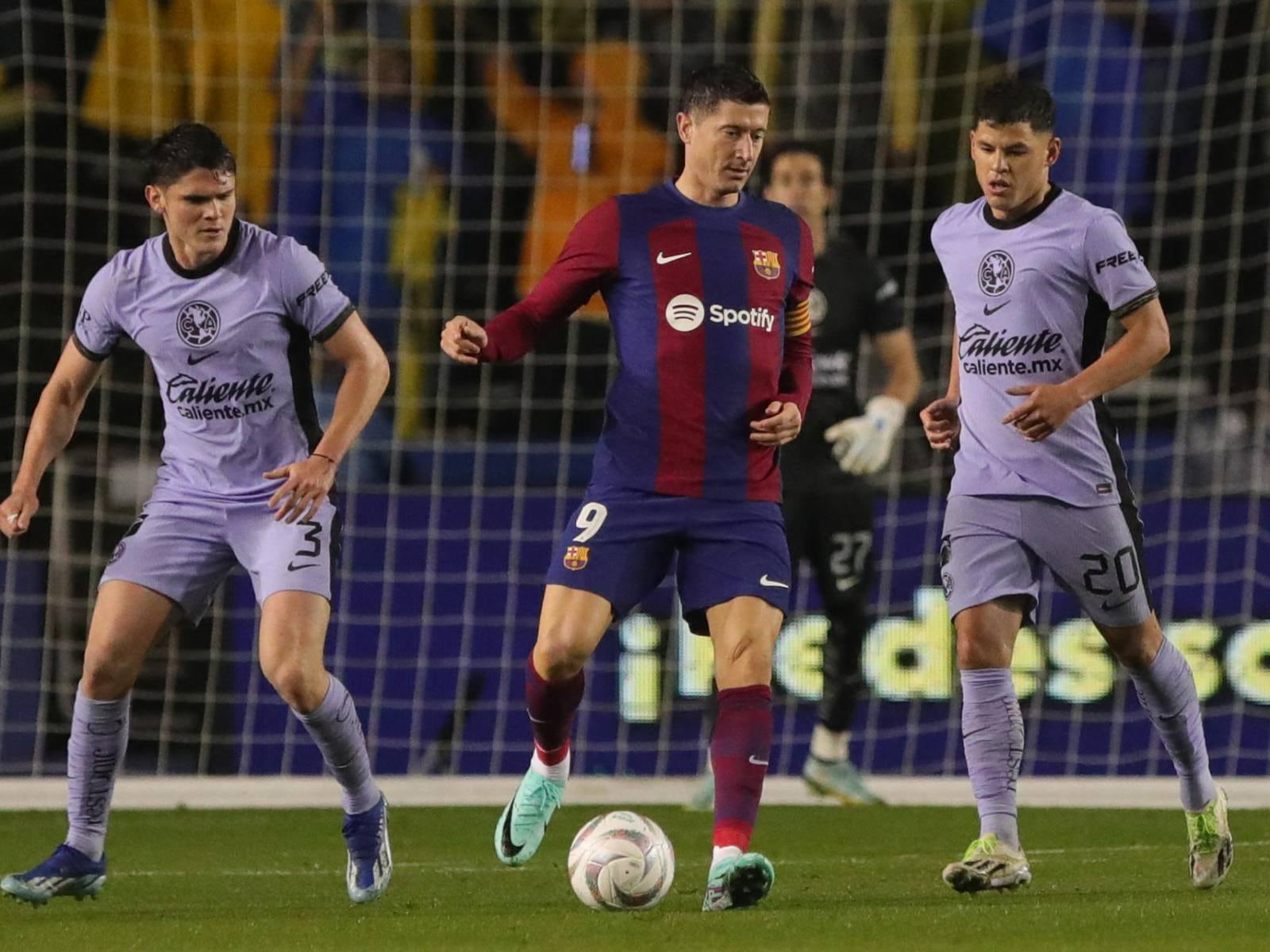Robert Lewandowski no pudo hacer nada para evitar la derrota del FC Barcelona ante el América de México en Texas. (Foto: EFE)