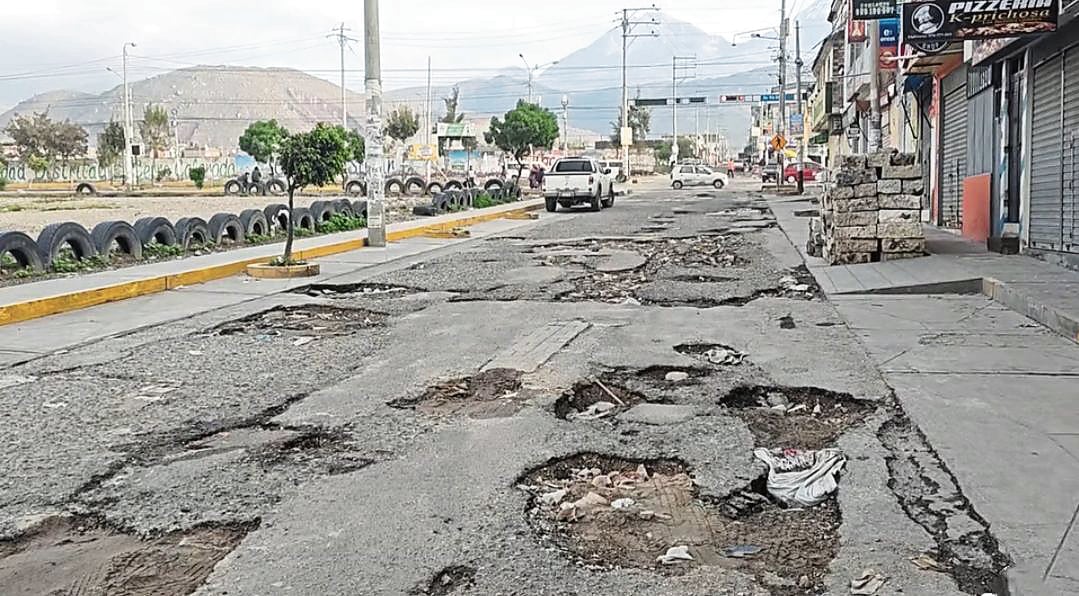 Avenida Benigno Ballón Farfá con huecos por lluvias en Arequipa (Foto: GEC)