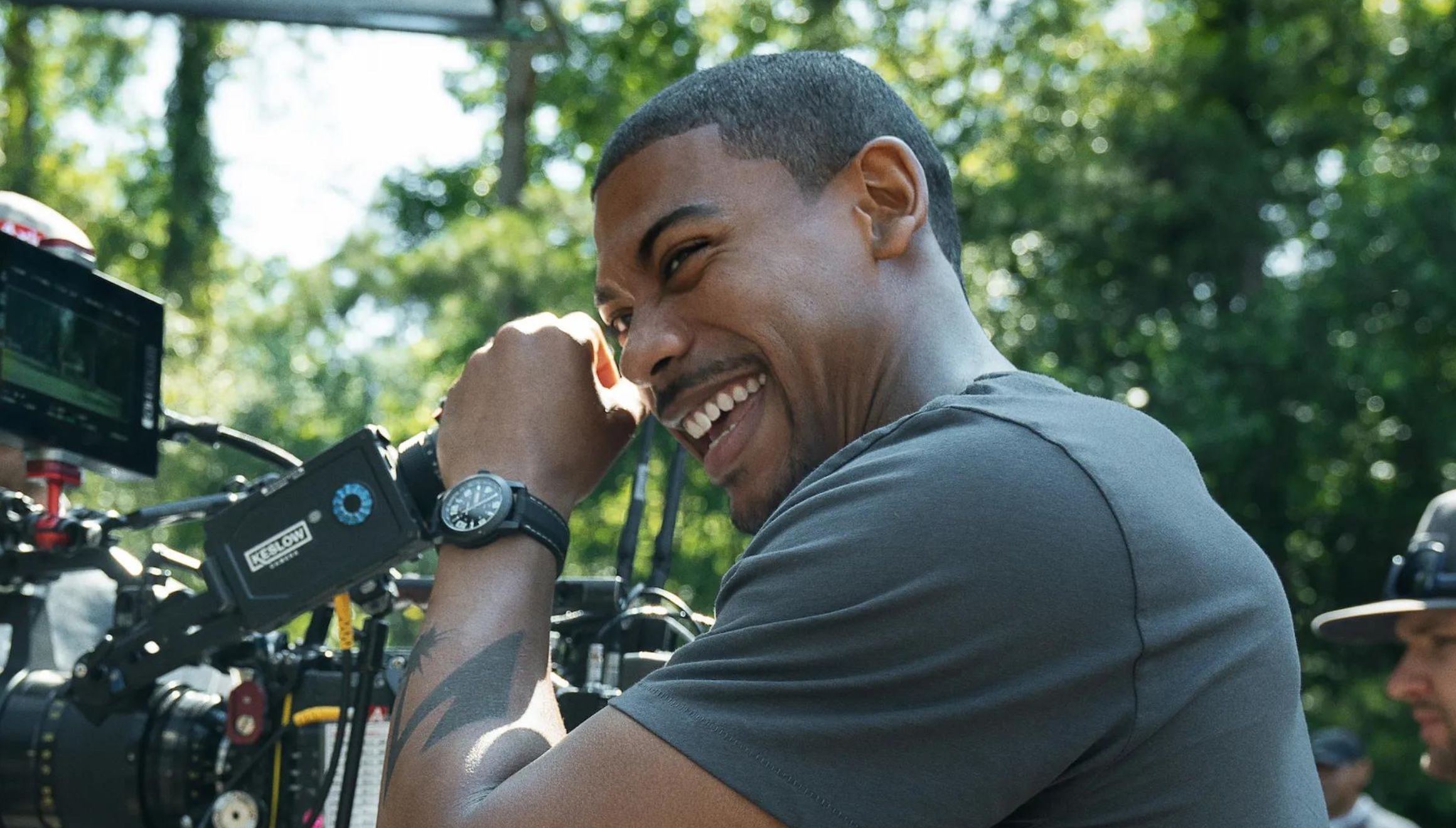 Aaron Pierre le da vida a Terry Richmond en la película "Rebel Ridge". Aquí, el actor en el detrás de cámaras de la cinta (Foto: Netflix)