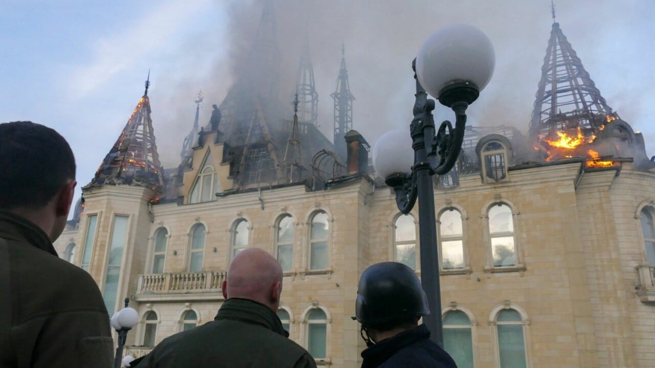Ucrania: el 'castillo de Harry Potter' arde en llamas. Foto: EFE