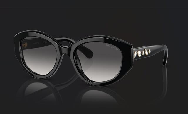 Swarovski SK6005 53: Montura de acetato negro pulido, con lunas grises degradadas, protección UV y detalles de strass transparentes. (Vision Center)