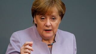 Merkel confía en que Macron será un "presidente fuerte" para Francia si sale elegido